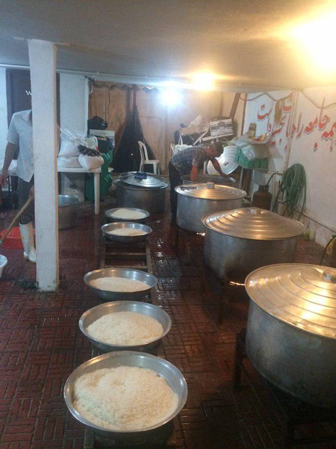 پخت و توزیع 1300 پرس غذای نذری در روز عید غدیر خم
